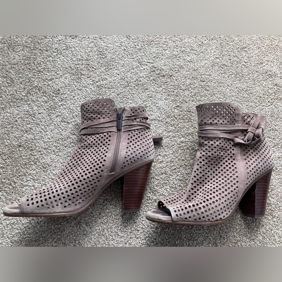 Vince Camuto Tan Mesh Leather Peep Toe Heeled Ankle Booties Size 9M - Picture 5 of 6
